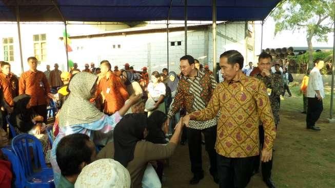 Reuni Blusukan, Jokowi Bagi Sembako, Ahok Malah Sibuk Salaman