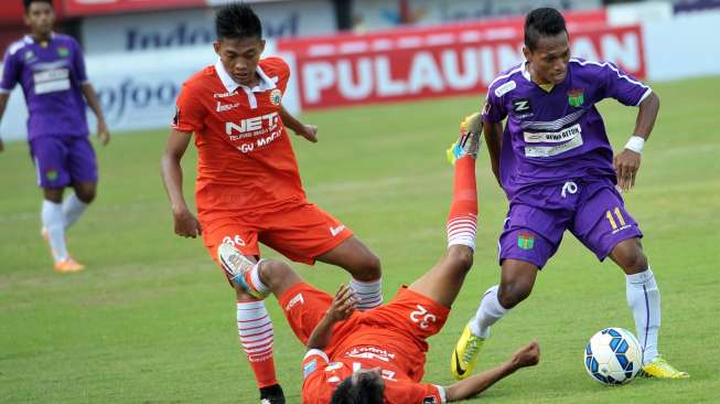 Pemain Persita Tangerang Rafid Lestaluhu (kanan) berebut bola dengan pemain Persija Jakarta Novri Setiawan (bawah). Antara Foto/Nyoman Budhiana.