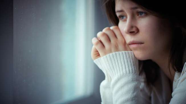 Ilustrasi wanita sedih dan air mata mengeluarkan kristal. (Ilustrasi Shutterstock).