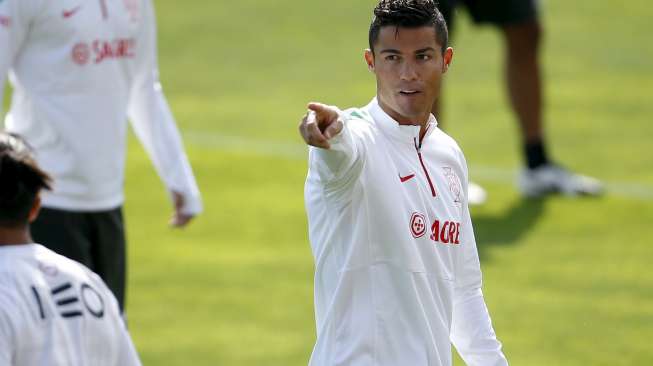 Kapten tim Portugal Cristiano Ronaldo melakukan latihan bersama rekan setimnya. Reuters/Rafael Marchante