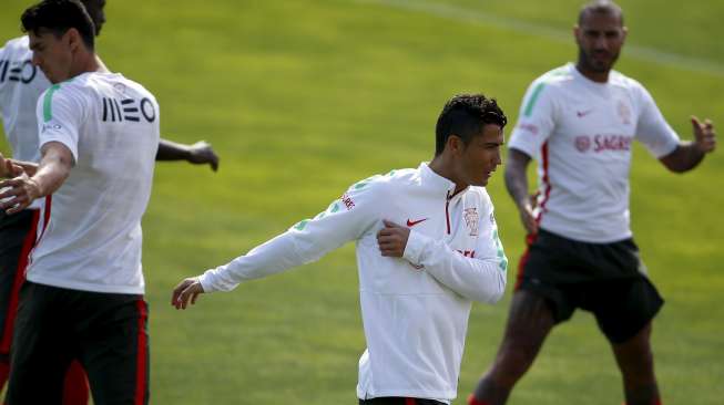 Kapten tim Portugal Cristiano Ronaldo (kedua kanan) melakukan latihan bersama rekan setimnya. Reuters/Rafael Marchante