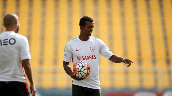 Winger Portugal Nani melakukan sesi latihan bersama rekan setimnya. Reuters/Rafael Marchante