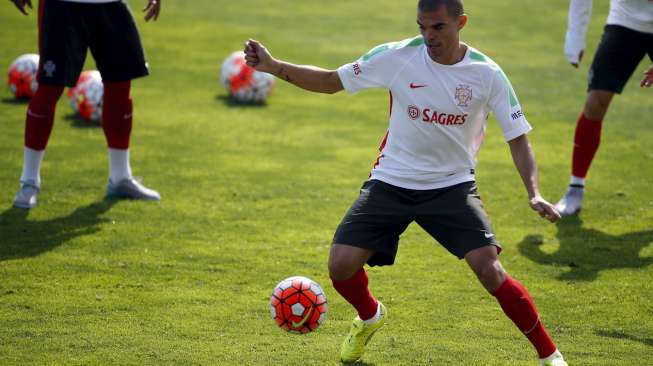 Bek Portugal Pepe melakukan latihan bersama rekan setimnya.  Reuters/Rafael Marchante