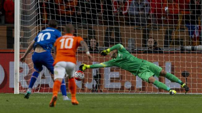 Pemain Islandia Gylfi Sigurdsson (kiri) menjebol gawang Belanda lewat titik penalti (4/9) [Reuters/Michael Kooren]