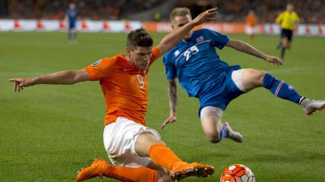 Pemain Belanda Klaas Jan Huntelaar berebut bola dengan Ari Skulason (4/9) [Reuters/Michael Kooren]