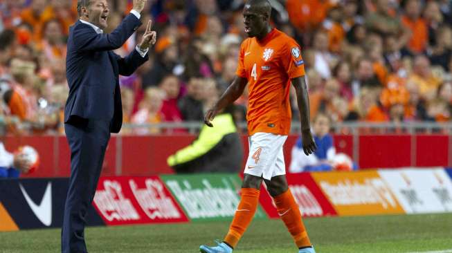 Bruno Martins Indi meninggalkan arena pertandingan usai di kartu merah wasit (4/9) [Reuters/Michael Kooren]