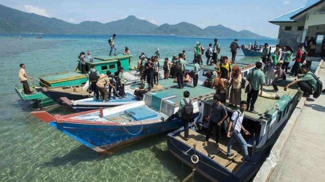 Kapal motor pong-pong menjadi alat transportasi utama bagi warga Kepulauan Natuna untuk menyeberang antar pulau. 