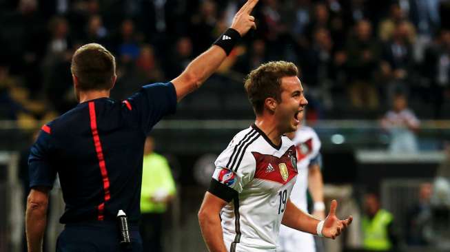 Pemain Jerman Mario Goetze merayakan holnya ke gawang Polandia. Reuters/Kai Pfaffenbach