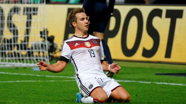 Pemain Jerman Mario Goetze merayakan golnya ke gawang Polandia. Reuters/Kai Pfaffenbach