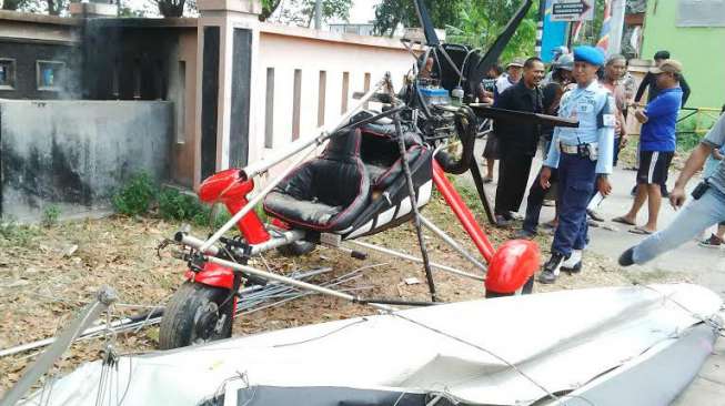 Mesin Mati, Pesawat Latih Trike Mendarat Darurat di Bantul