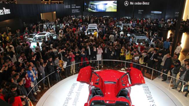 Sejumlah pengunjung mengerumuni booth Mercedes Benz di pameran otomotif internasional Beijing, Cina pada 2010 (Shutterstock).