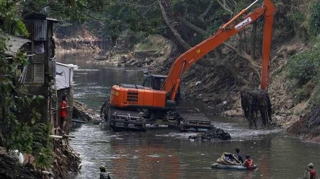 Petugas dibantu TNI melakukan pengerukan Sungai Ciliwung di kawasan kampung Pulo-Bukit Duri, Jakarta, Minggu (6/9).[Suara.com/Kurniawan Mas'ud]