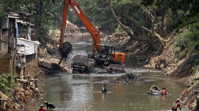 Petugas dibantu TNI melakukan pengerukan Sungai Ciliwung di kawasan kampung Pulo-Bukit Duri, Jakarta, Minggu (6/9).[Suara.com/Kurniawan Mas'ud]