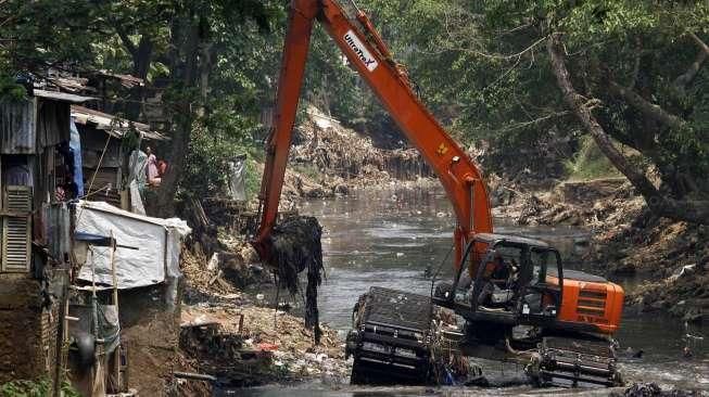 Petugas dibantu TNI melakukan pengerukan Sungai Ciliwung di kawasan kampung Pulo-Bukit Duri, Jakarta, Minggu (6/9).[Suara.com/Kurniawan Mas'ud]