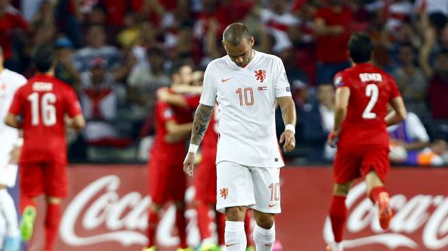 Pemain Belanda Wesley Sneijder tampak kecewa setelah Turki mencetak gol kedua. Reuters/Umit Bektas