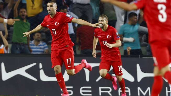 Burak Yilmaz (kiri) mencetak gol ketiga Turki ke gawang Belanda. Reuters/Umit Bektas