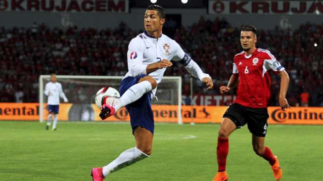 Kapten Portugal Cristiano Ronaldo mengontrol bola melewati pemain Albania Berat Djimsiti. Reuters/Arben Celi