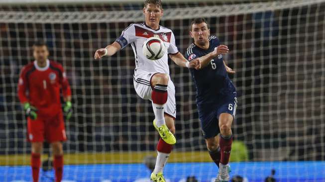 Aksi Bastian Schweinsteiger saat menghadapi Scotlandia di Glasgow, Senin (8/9).