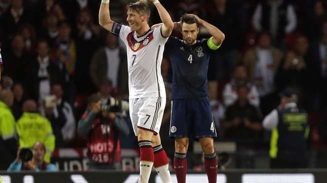 Ekspresi Bastian Schweinsteiger usai Jerman mengalahkan Scotlandia di Glasgow, Senin (8/9).