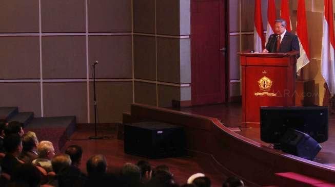 Susilo Bambang Yudhoyono memberikan ceramah pada acara Presidential Lecture yang digelar dalam rangka HUT ke-50 Lembaga Ketahanan Nasional (Lemhanas) di Auditoriom Lemhanas, Jakarta, Selasa (8/9). [Suara.com/Oke Atmaja]