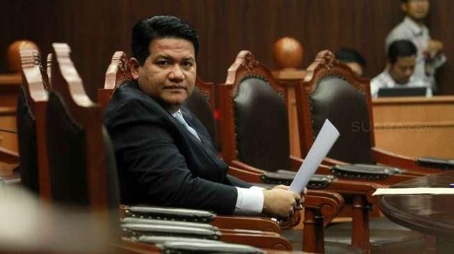 Ketua KPU Husni Kamil Manik menyampaikan keterangan dalam sidang beragendakan mendengarkan keterangan Presiden, DPR, dan KPU terkait aturan pasangan calon dalam Pilkada di Gedung MK, Jakarta, (8/9). [Suara.com/Oke Atmaja]