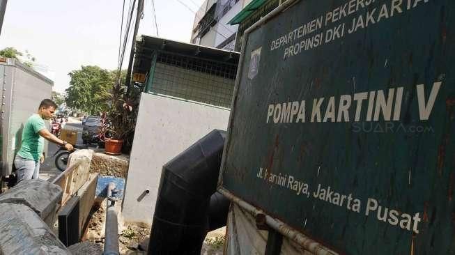 Pemprov DKI Jakarta melengkapi rumah pompa di Jalan Kartini dengan dua alat pengolahan air yang diambil dari anak kali Ciliwung. [Suara.com/Kurniawan Mas'ud]