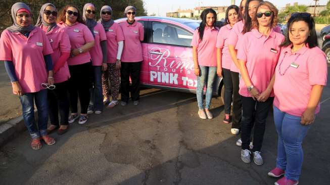 Para sopir perempuan Pink Taxi berpose di depan salah sebuah taksi perusahaan tersebut, di sebuah parkiran di Kairo, Mesir, Minggu (6/9/2015). [Reuters/Amr Abdallah Dalsh]