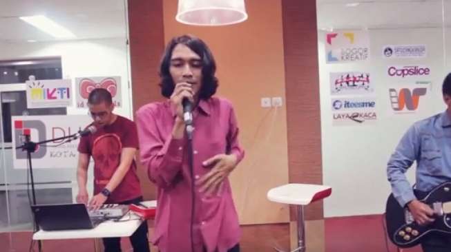 Video Music Dilounge: Eyeliner-Hidup yang Tak Berarti
