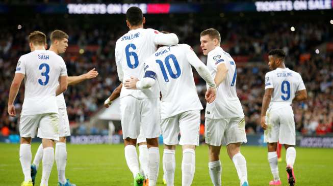 Kapten tim Inggris Wayne Rooney merayakan golnya bersama rekan setimnya. Reuters / Carl Recine Livepic