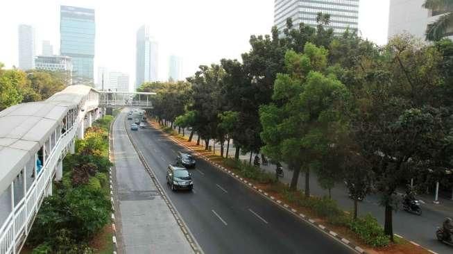 Suasana di Jalan Jenderal Sudirman, Jakarta Pusat, Selasa (8/9).