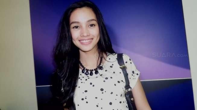 Lagi di Indonesia, Tya Arifin Girang Bisa Lihat Gerhana Matahari