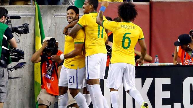 Pemain depan Brasil Hulk (21) merayakan golnya ke gawang Amerika Serikat bersama rekan setimnya. Reuters/Winslow Townson-USA TODAY Sports