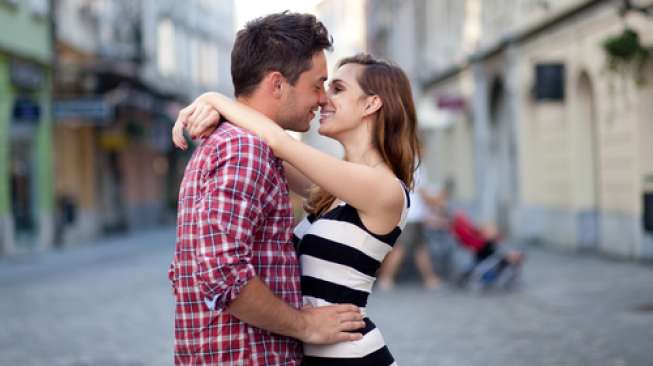 Ciuman Dengan Istri Saat Puasa Tidak Bikin Batal? Begini Menurut Pandangan Islam