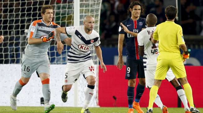 Striker Paris Saint-Germain Edinson Cavani mencetak dua gol ke gawang Bordeaux di Stadion Parc des Princes, Sabtu (12/9).