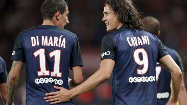 Striker Paris Saint-Germain Edinson Cavani mencetak dua gol ke gawang Bordeaux di Stadion Parc des Princes, Sabtu (12/9).