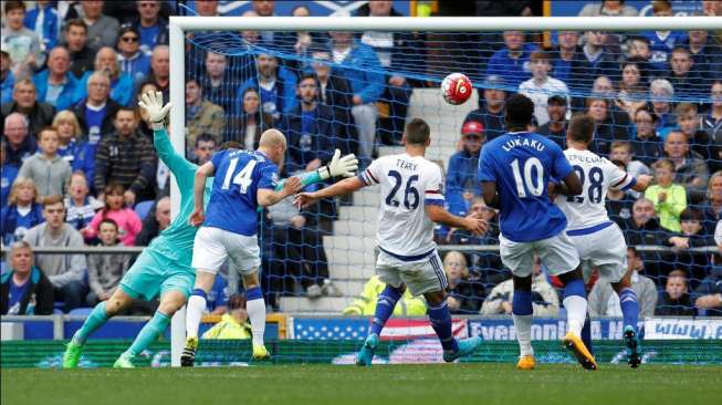 Gelandang Everton Steven Naismith mencetak gol pertama ke gawang Chelsea di laga lanjutan Liga Premier Inggris, Sabtu (12/9/2015). (Reuters/Ed Sykes)