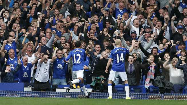 Punggawa Everton Steven Naismith merayakan golnya ke gawang Chelsea (12/9) [Reuters/Andrew Yates]