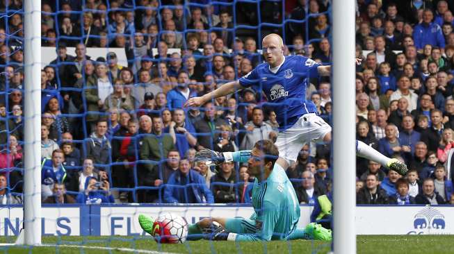 Steven Naismith mencetak gol ketiganya ke gawang Chelsea (12/9) [Reuters/Ed Sykes]