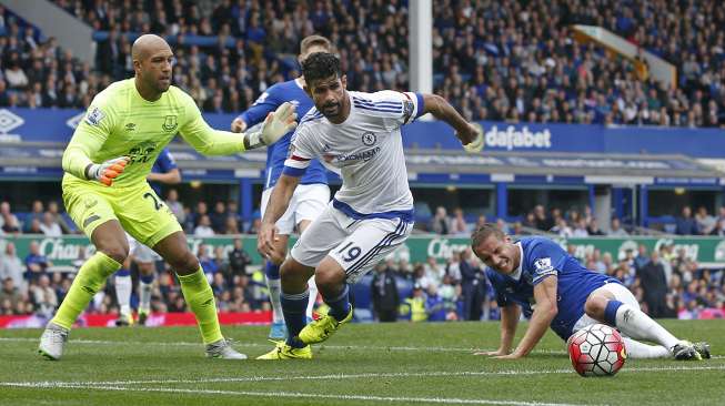 Punggawa Chelsea Diego Costa mencoba menjebol gawang Everton (12/9) [Reuters/Andrew Yates]