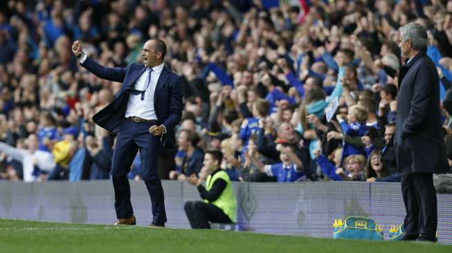 Reaksi manajer Everton Roberto Martinez (kiri) saat pemainnya menjebol gawang Chelsea (12/9) [Reuters/Ed Sykes]