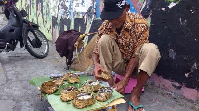 Mbah Jumpono, Pedagang Iwak Kali Yogya yang Sudah Langka