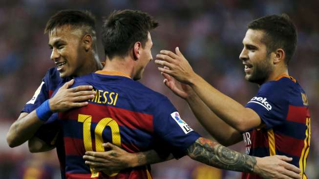 Pemain Barcelona Lionel Messi (tengah) merayakan golnya ke gawang Atletico Madrid bersama Neymar dan Jordi Alba (kanan) . Reuters/Javier Barbancho