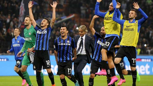 Pemain Inter Milan beserta pelatihnya merayakan kemenangan mereka dengan skor 1-0 atas AC Milan dalam laga big match Serie A, Derby Della Madonnina, di Stadion San Siro, Milan, Minggu (13/9/2015). [Reuters/Giorgio Perottino]