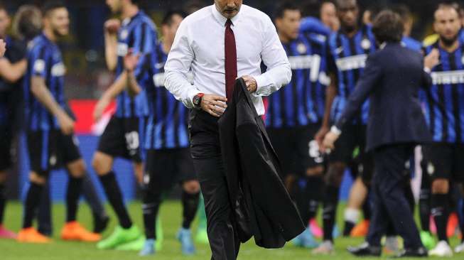 Saat pelatih AC Milan, Sinisa Mihajlovic berjalan tertunduk, para pemain Inter Milan merayakan kemenangan 1-0 mereka dalam laga big match Serie A, di Stadion San Siro, Milan, Minggu (13/9/2015). [Reuters/Giorgio Perottino]