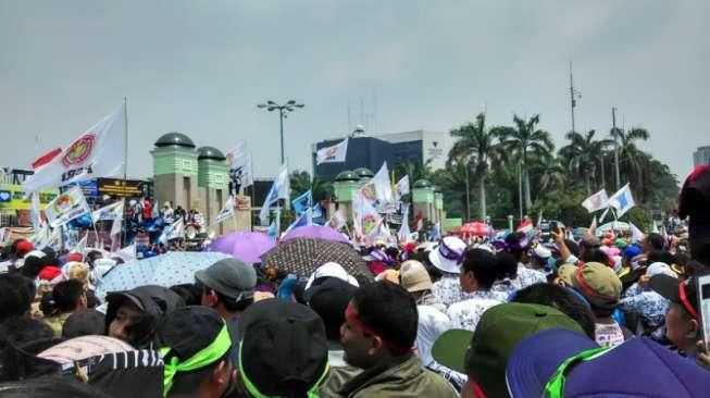 Usai Demo DPR, Ribuan Guru Honorer Jalan Kaki ke Kemendikbud