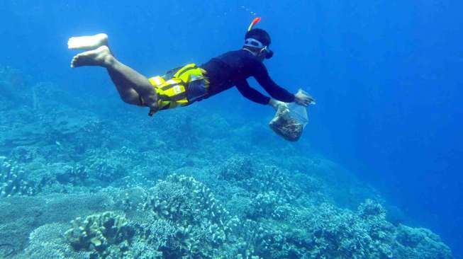 Bersihkan Taman Laut