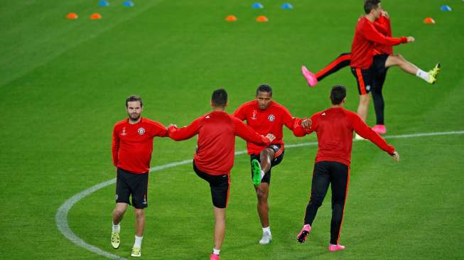 Para pemain Manchester United melakukan sesi latihan di Philips Stadion, Eindhoven. Reuters / Andrew Couldridge