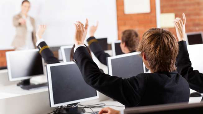 Ilustrasi murid-murid sekolah menggunakan komputer di dalam kelas (Shutterstock).