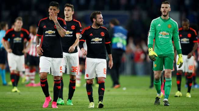 Para pemain Manchester United (MU) tampak kecewa lantaran harus mengalami kekalahan, seusai pertandingan melawan PSV Eindhoven di Belanda, Selasa (15/9/2015). [Reuters/Michael Kooren]