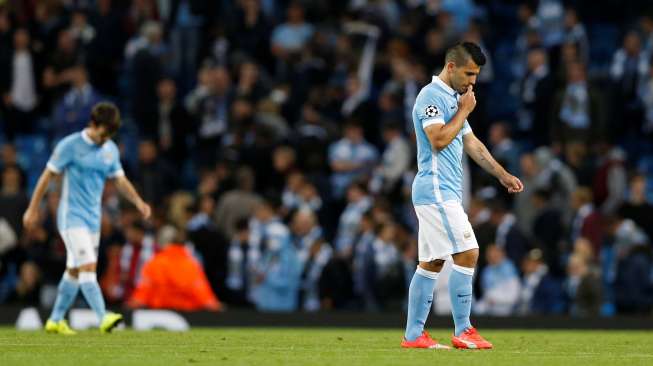 Para pemain Manchester City tampak sedih dan kecewa usai kalah dalam laga Liga Champions melawan Juventus, Selasa (15/9/2015), di Stadion Etihad. [Reuters/Carl Recine]